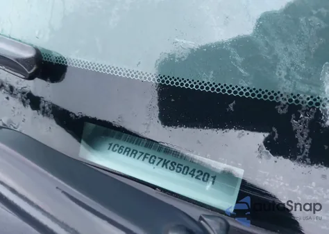 2019 Ram 1500 Classic Express 4X4 6'4 Box z USA, uszkodzony, nr VIN 1C6RR7FG7KS504201